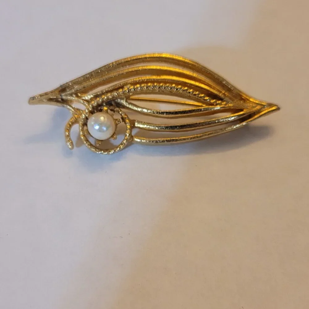 Vintage Gold Tone & Faux Pearl‎ Leaf Brooch Elegant Jewelry Accessory (5749)